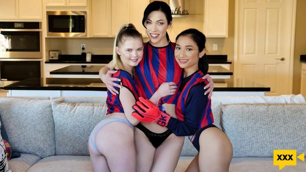 BFFS 2021 01 12 Coco Lovelock, Avery Black and Diana Grace – Thanking Our Coach As A Team
