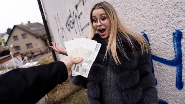 PublicAgent 2021 12 30 Lucky Bee – Fucking by the Christmas Tree